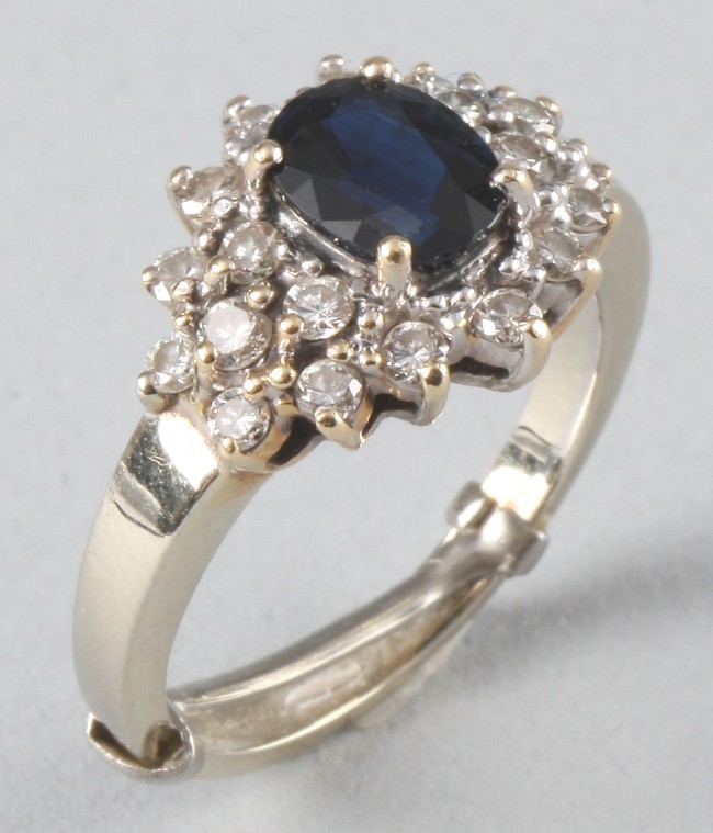 Appraisal: K one oval x mm sapphire round diamonds approximately ctw