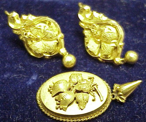 Appraisal: JEWELRY Pair of K yellow gold D floral pattern earrings