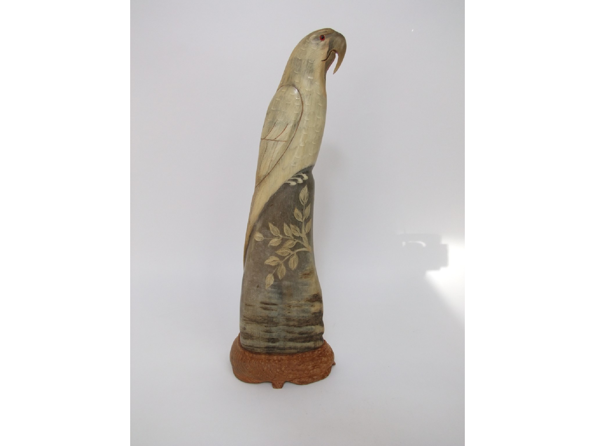 Appraisal: A carved cattle horn in the form of a parrot