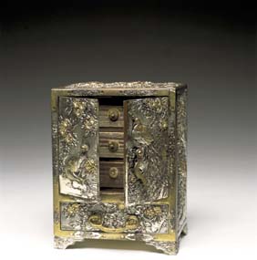 Appraisal: JAPANESE JEWELRY BOX Japanese jewelry box in the form of