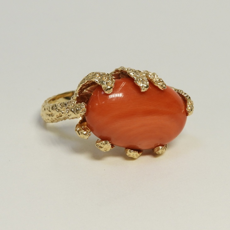 Appraisal: K YELLOW GOLD SEAFORM CORAL LADY'S RING th CenturyAn interesting