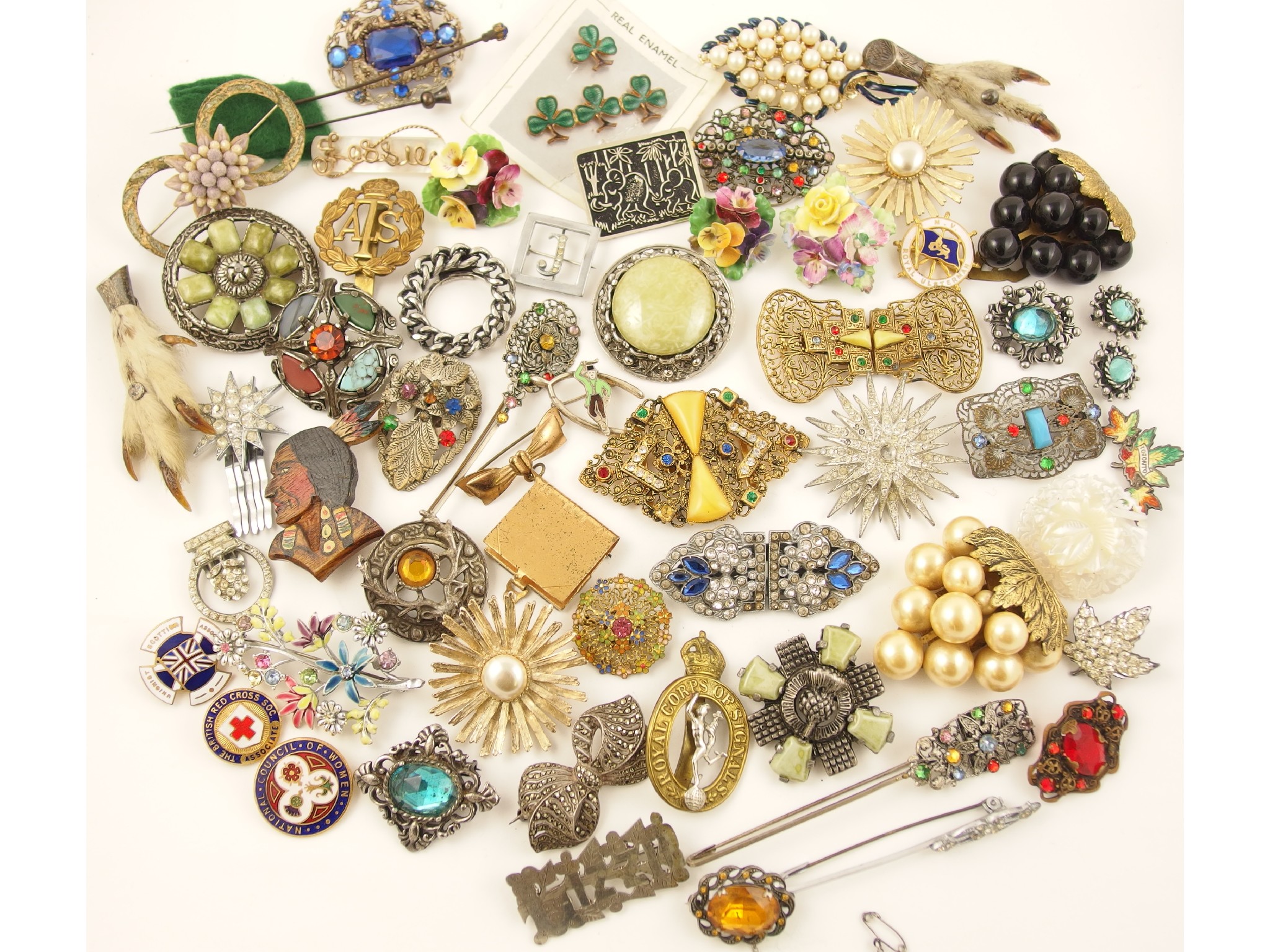 Appraisal: A collection of vintage costume jewellery to include grouse foot