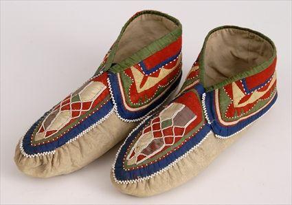 Appraisal: PAIR OF EASTERN WOODLANDS MOCCASINS in See Pleasing The Spirits