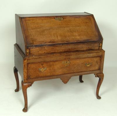 Appraisal: AN EARLY GEORGIAN OAK BUREAU on stand the upper section