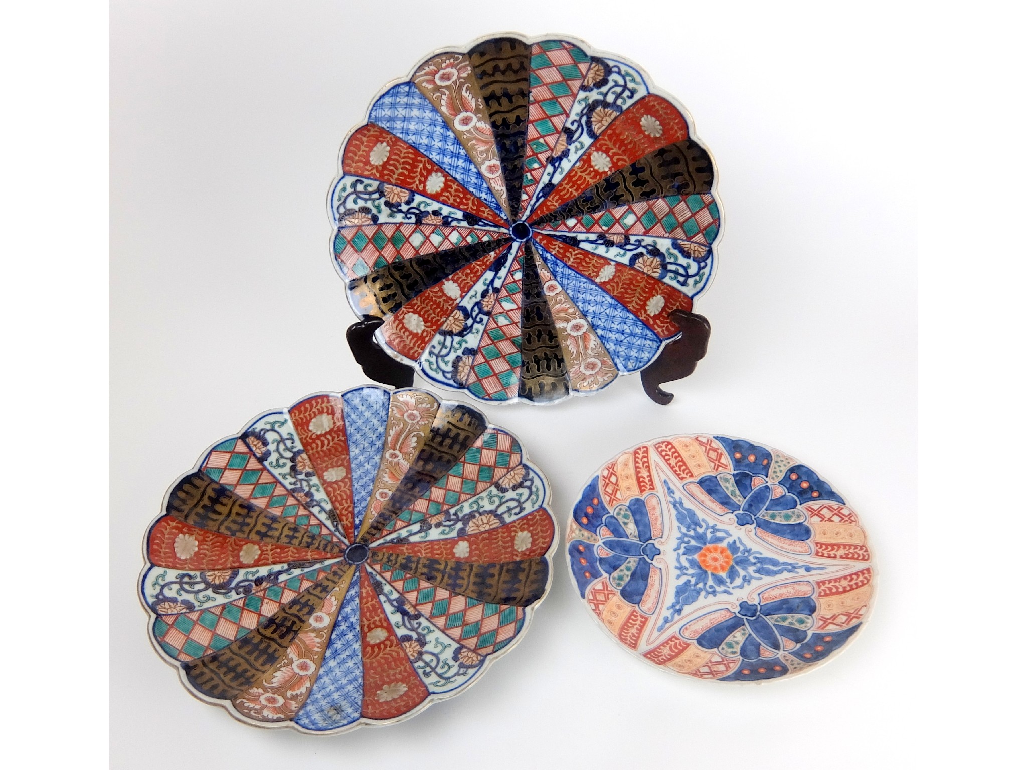 Appraisal: A pair of Imari foliate shaped dishespainted with alternate bands