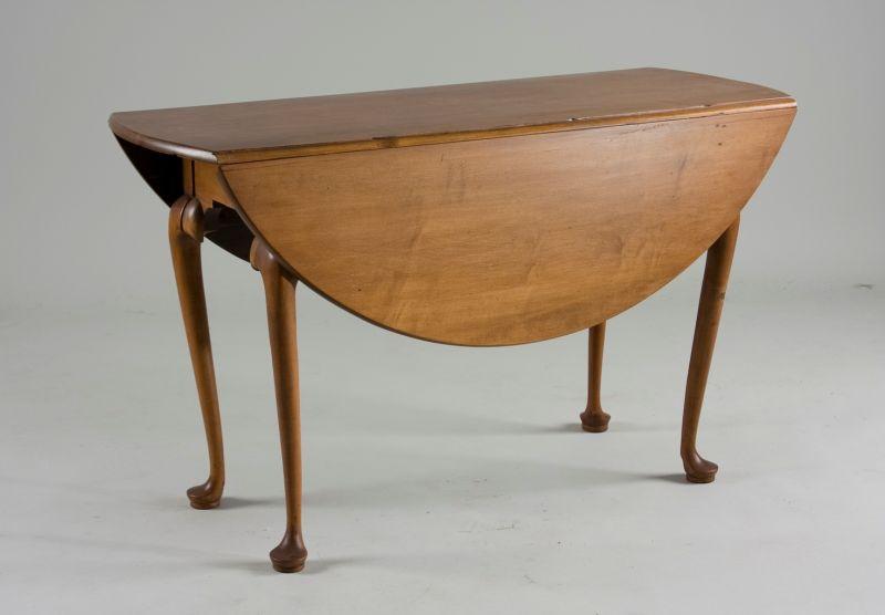 Appraisal: American Queen Anne Drop Leaf Dining Table th c maple