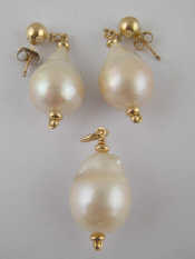 Appraisal: A yellow metal tests gold and South Sea cultured pearl