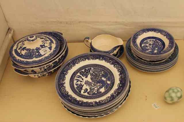 Appraisal: A SMALL QUANTITY OF BLUE AND WHITE WILLOW PATTERN POTTERY