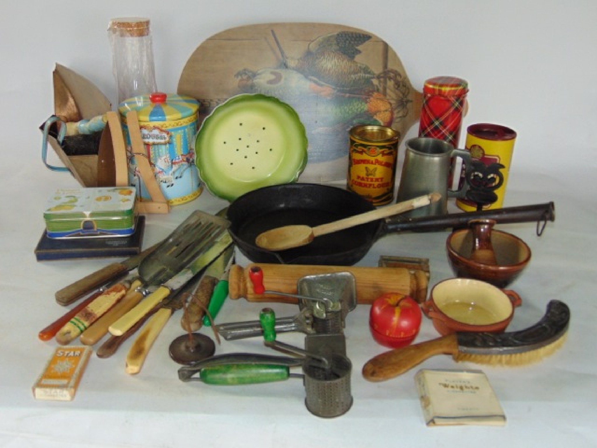 Appraisal: A box containing an assortment of th century kitchenalia to