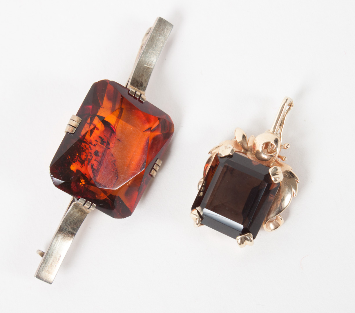 Appraisal: K gold smoky quartz pendant an amber brooch K gold