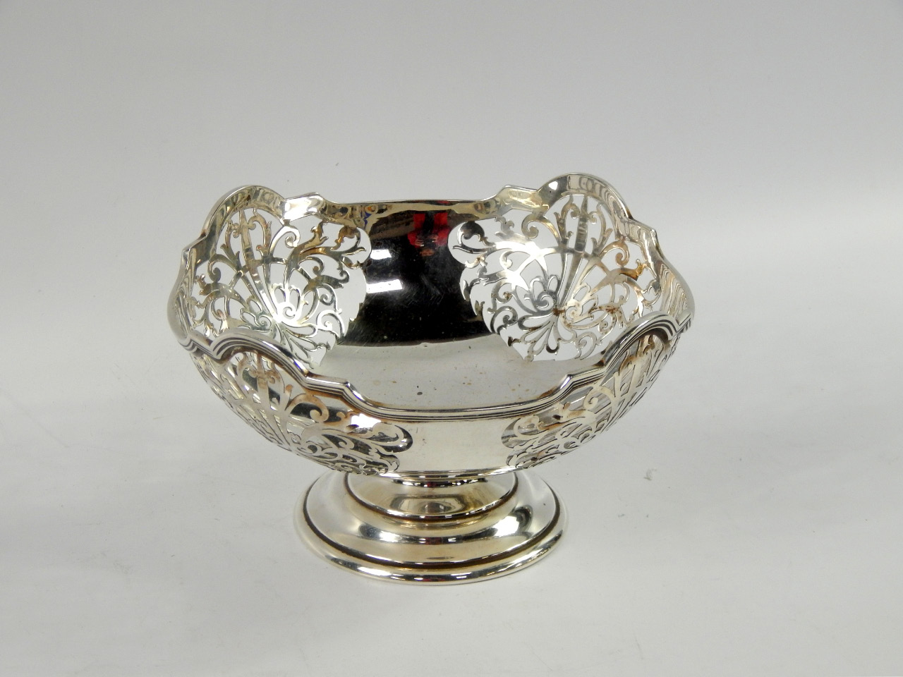 Appraisal: A George V silver footed fruit bowl with pierced foliate