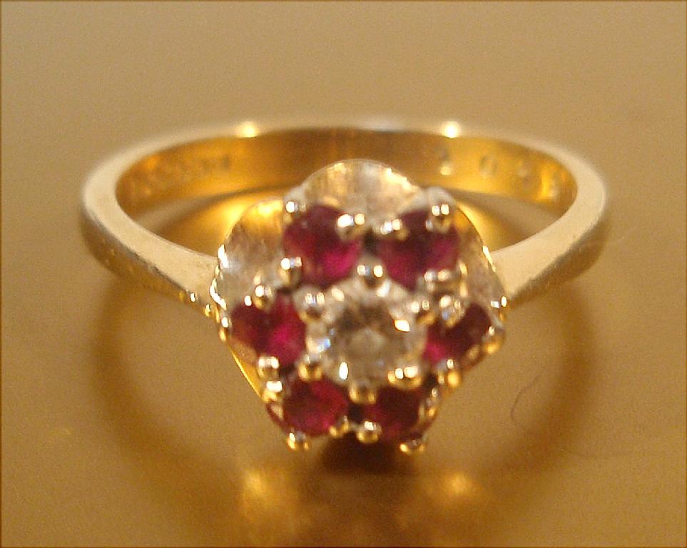 Appraisal: A small ruby and diamond floral cluster ring in ct