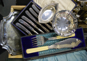 Appraisal: A cased set of ep tea knives with loaded silver