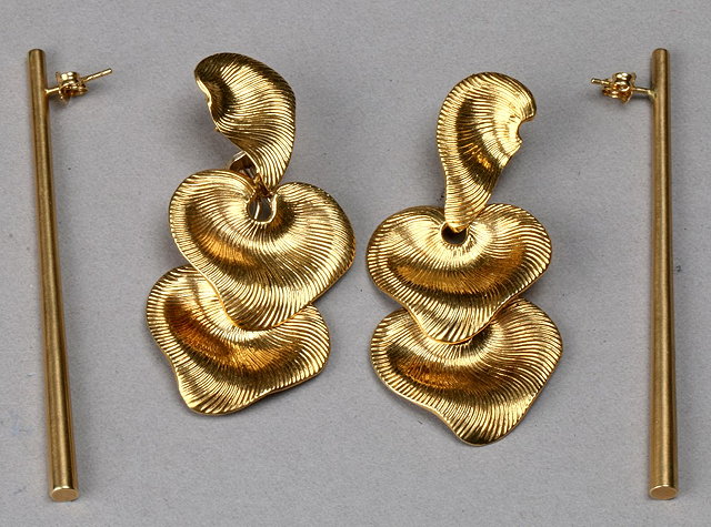 Appraisal: A PAIR OF DROP EARRINGS in the form of graduated