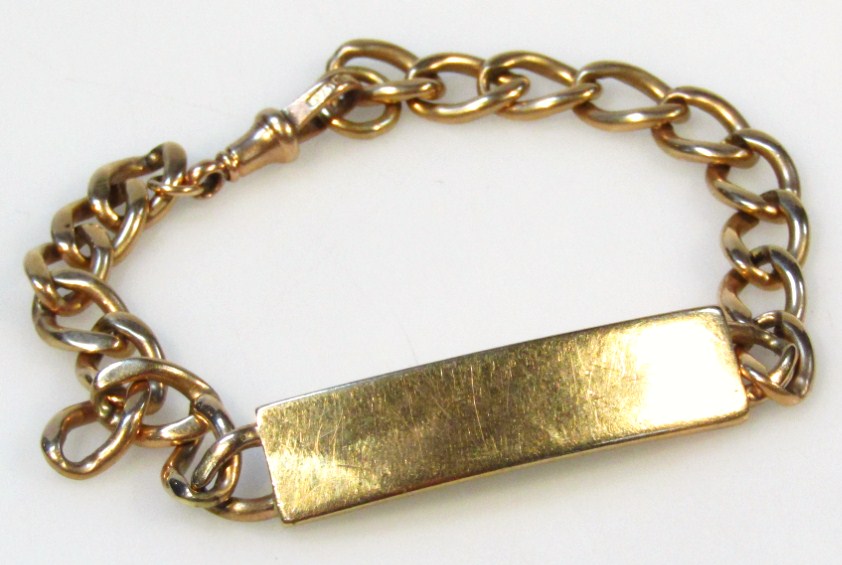 Appraisal: A ct gold bracelet with heavy links and plain rectangular