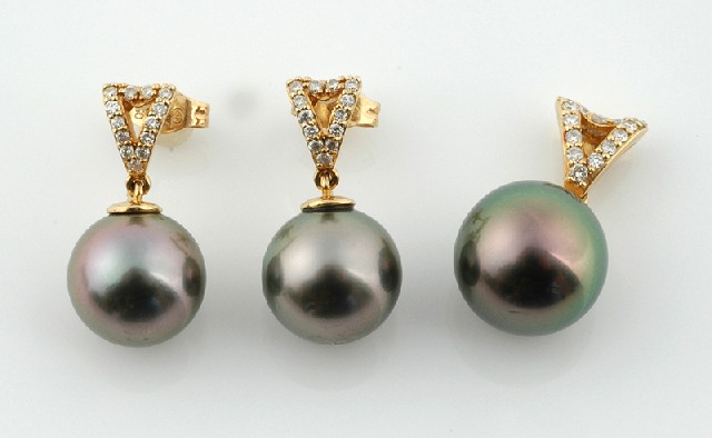 Appraisal: A tahitian pearl and diamond pendant and earring suite The