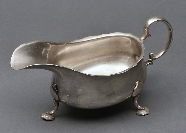 Appraisal: A GEORGE V SILVER SAUCE BOAT with wavy edge double