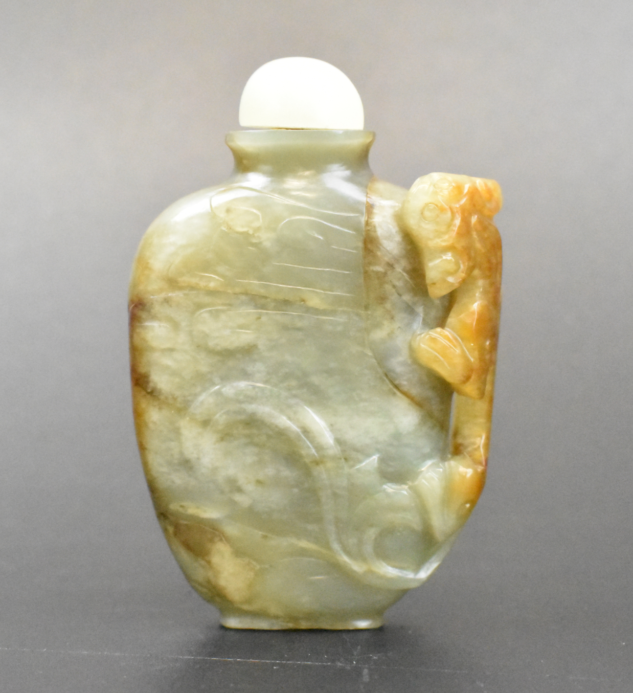 Appraisal: A Chinese jade carved chi dragon snuff bottle dating from