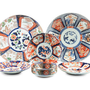 Appraisal: Six Imari Porcelain Articles th Century comprising plates and chargers