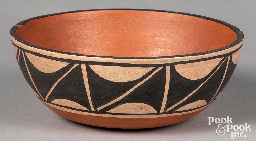 Appraisal: Contemporary Santo Domingo Native American Indian pottery chile bowl Contemporary