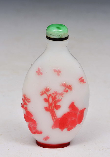 Appraisal: A CHINESE PEAR SHAPED FLATTENED CAMEO GLASS SNUFF BOTTLE decorated