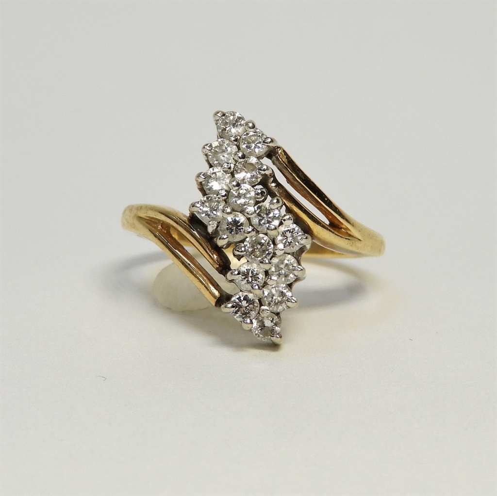 Appraisal: K YELLOW GOLD DIAMOND LADY'S CLUSTER RING th CenturySixteen cut