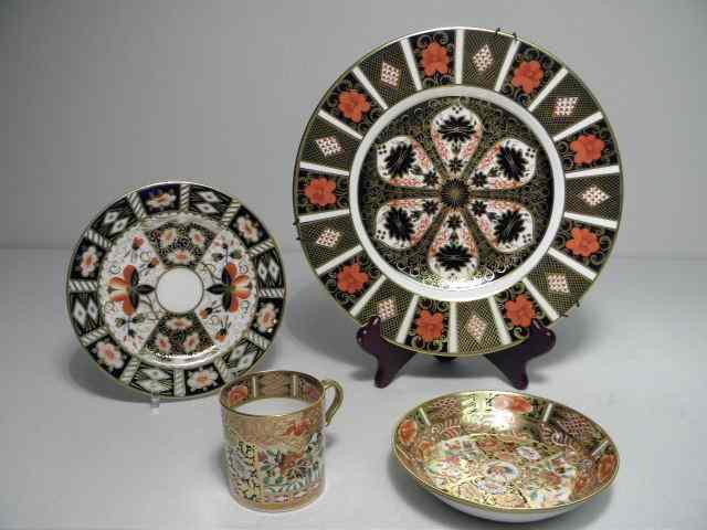 Appraisal: Lot of four pieces of Imari style porcelain Includes an