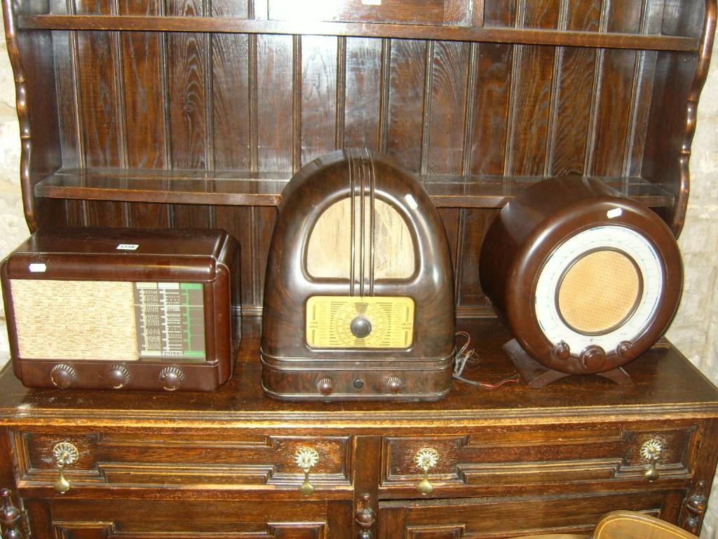 Appraisal: Three 's bakelite radios two by Philco and the other