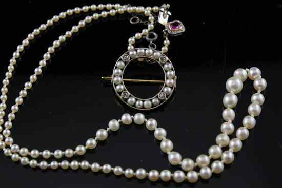 Appraisal: An early th century single stand cultured pearl necklace with