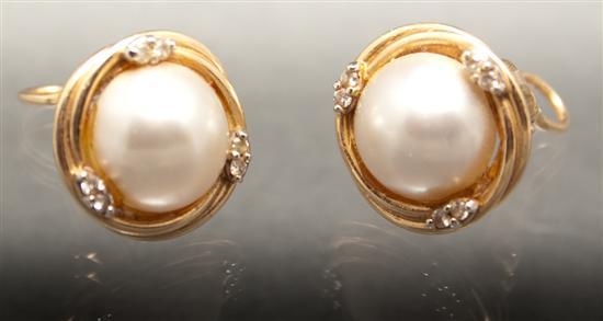 Appraisal: Pair of K yellow gold diamond and mabe pearl earrings