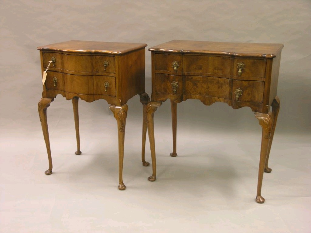 Appraisal: A pair of walnut bedside tables one serpentine fronted the