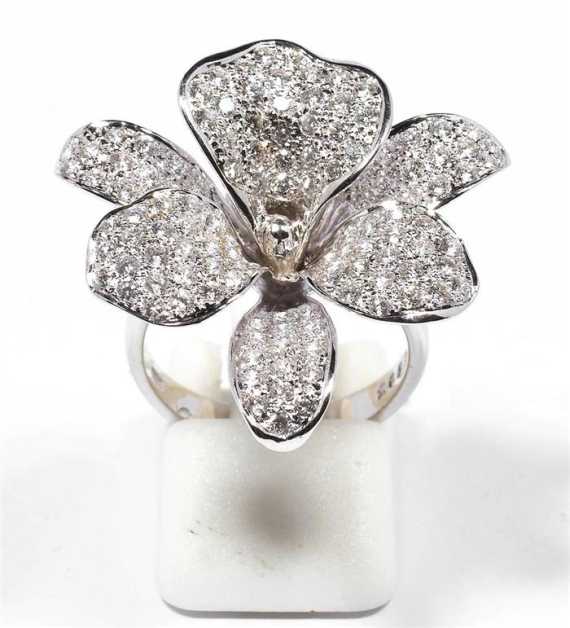 Appraisal: DIAMOND RING White gold Decorative ring the top designed as