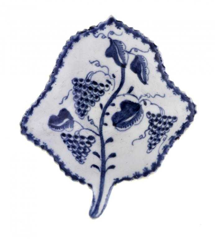 Appraisal: A LOWESTOFT PICKLE DISH of vine leaf shape painted in