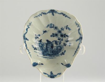 Appraisal: A Worcester shell moulded pickle dish painted in blue with