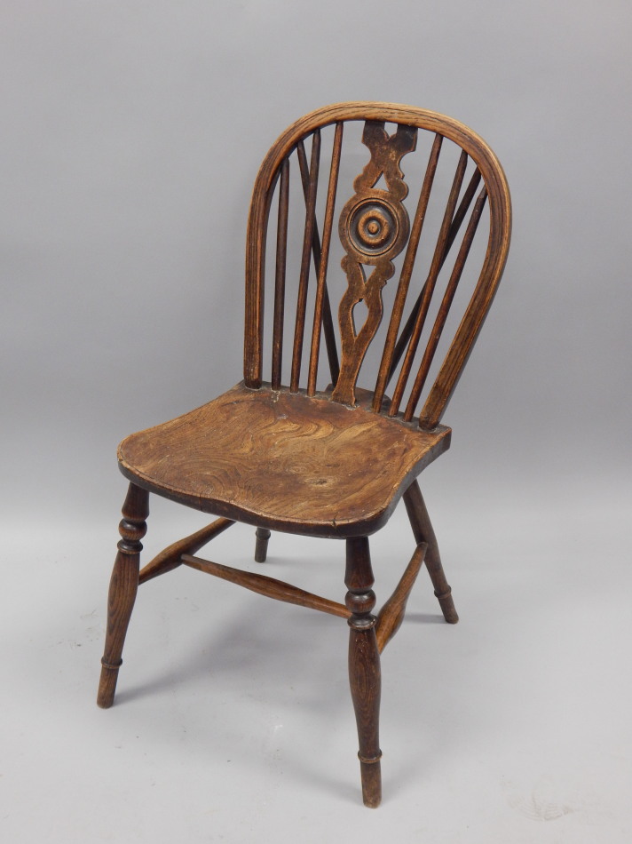 Appraisal: A thC Windsor side chair with a wheel back solid