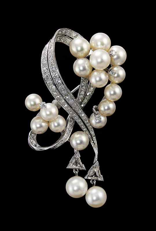 Appraisal: DIAMOND AND PEARL PENDANT BROOCH K white gold brooch pendant