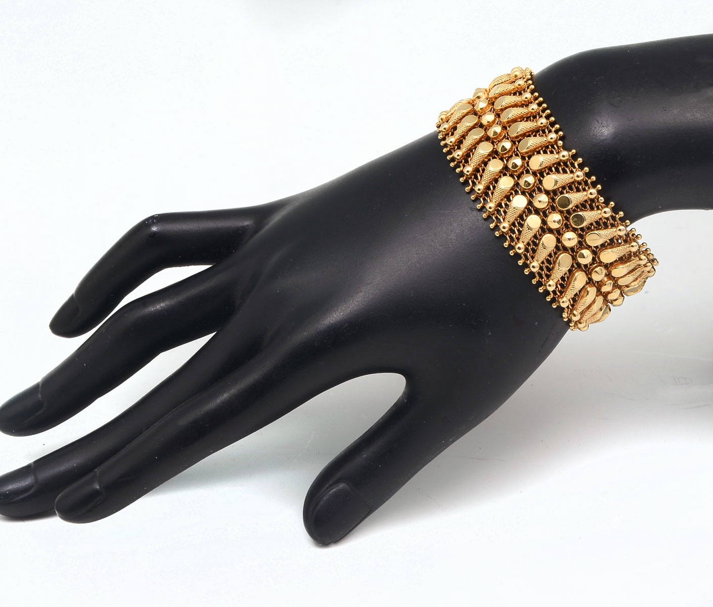 Appraisal: K ITALIAN WIDE FANCY LINK BRACELET '' yellow gold mesh