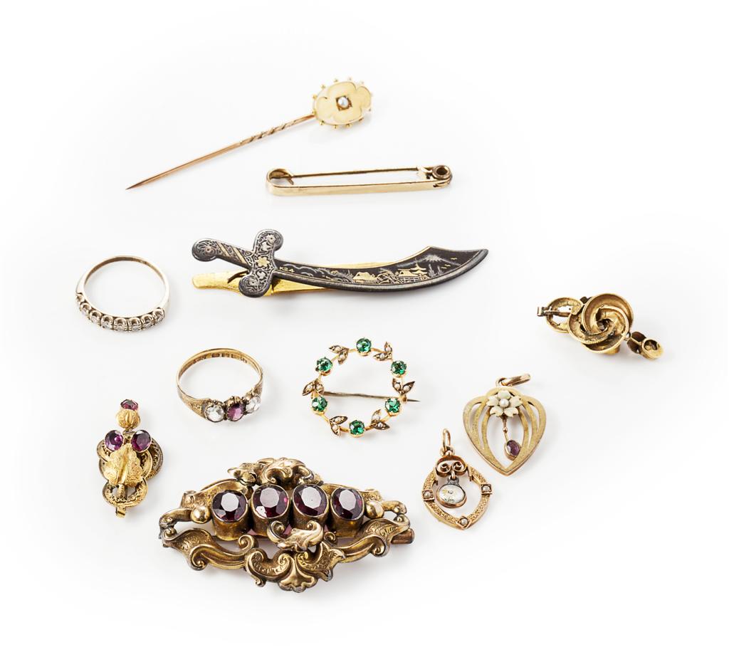 Appraisal: A collection of jewellery to include a yellow metal and