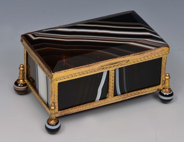 Appraisal: AN AGATE AND GOLD COLOURED METAL MOUNTED SNUFF BOX with