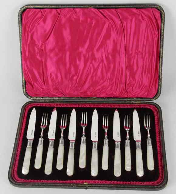 Appraisal: A boxed set of silver dessert knives and forks Sheffield