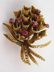 Appraisal: A carat gold spray brooch approx x cm gms