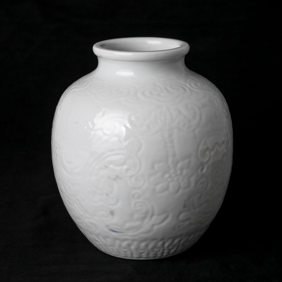 Appraisal: INCISED CHINESE WHITE CELADON VASE Chinese white celadon vase having