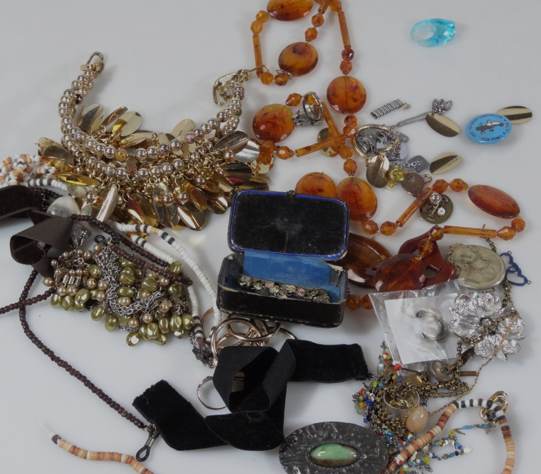 Appraisal: Various costume jewellery etc to include an amber style necklace