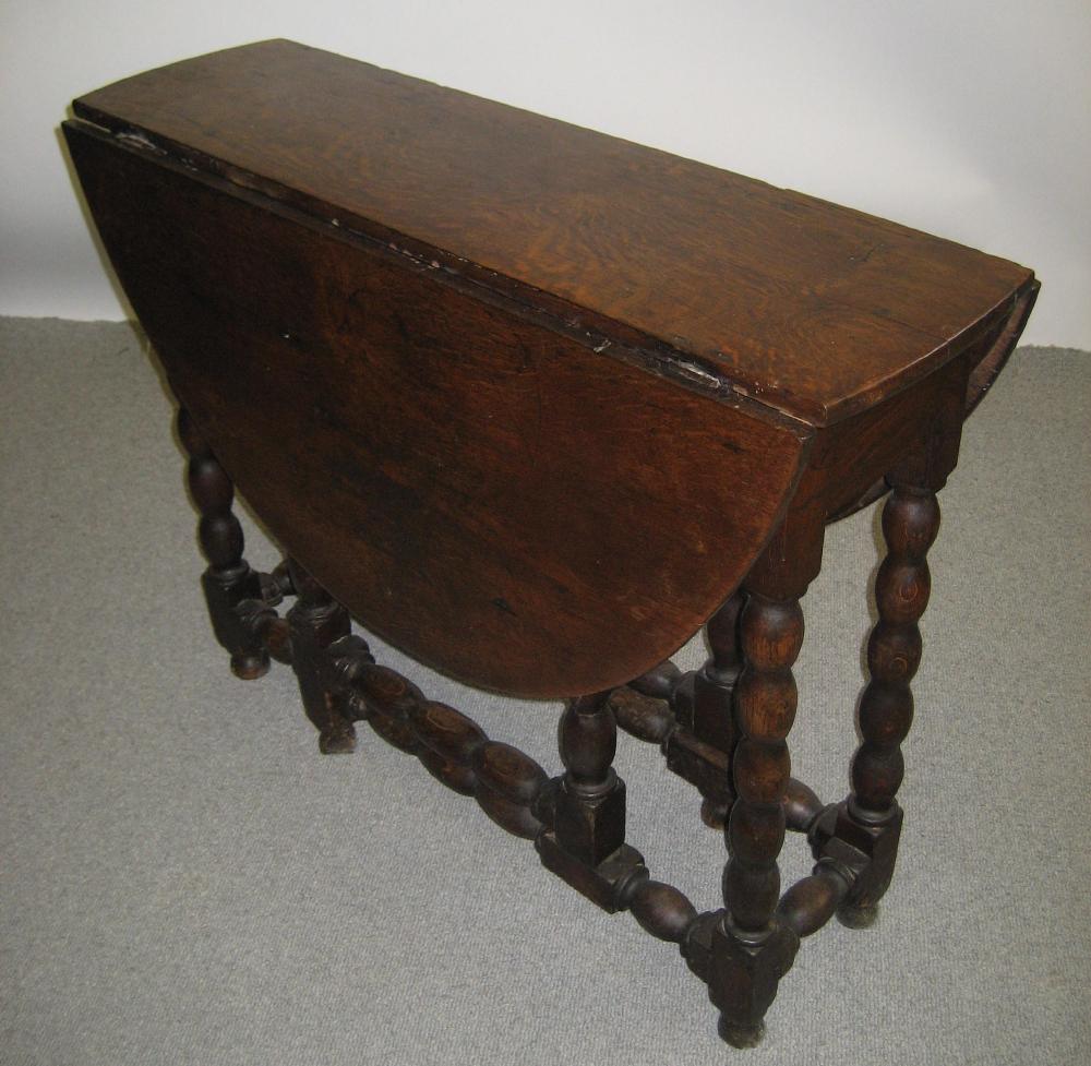 Appraisal: A SMALL OAK GATELEG TABLE late th century the oval