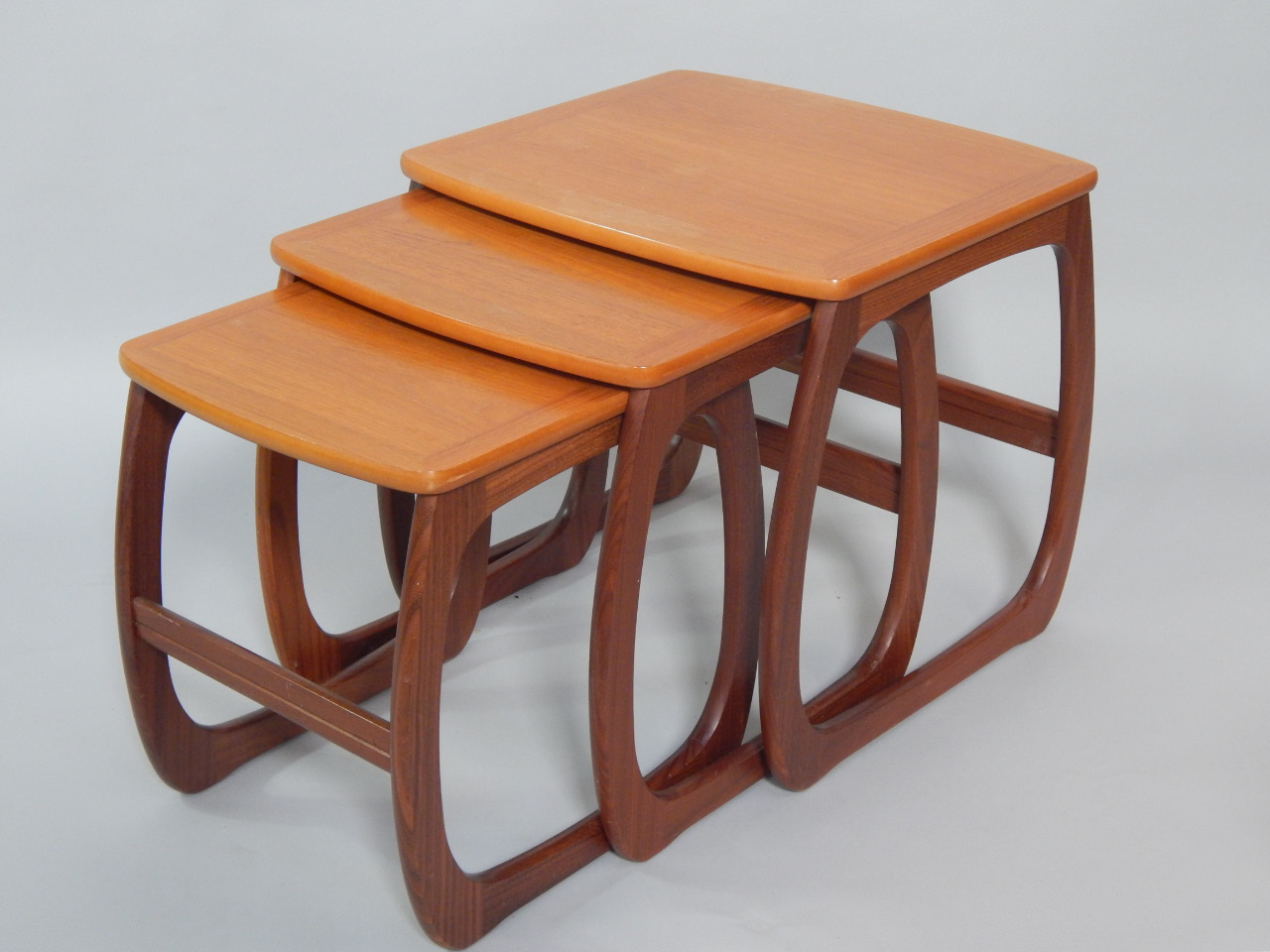 Appraisal: A nest of Parker Knoll cross banded teak occasional tables