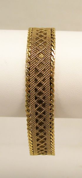 Appraisal: Ladies bracelet stamped kt yellow gold patterend mesh style link