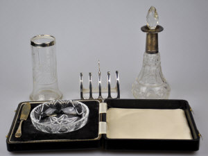 Appraisal: A small silver toast rack and a cased cut glass