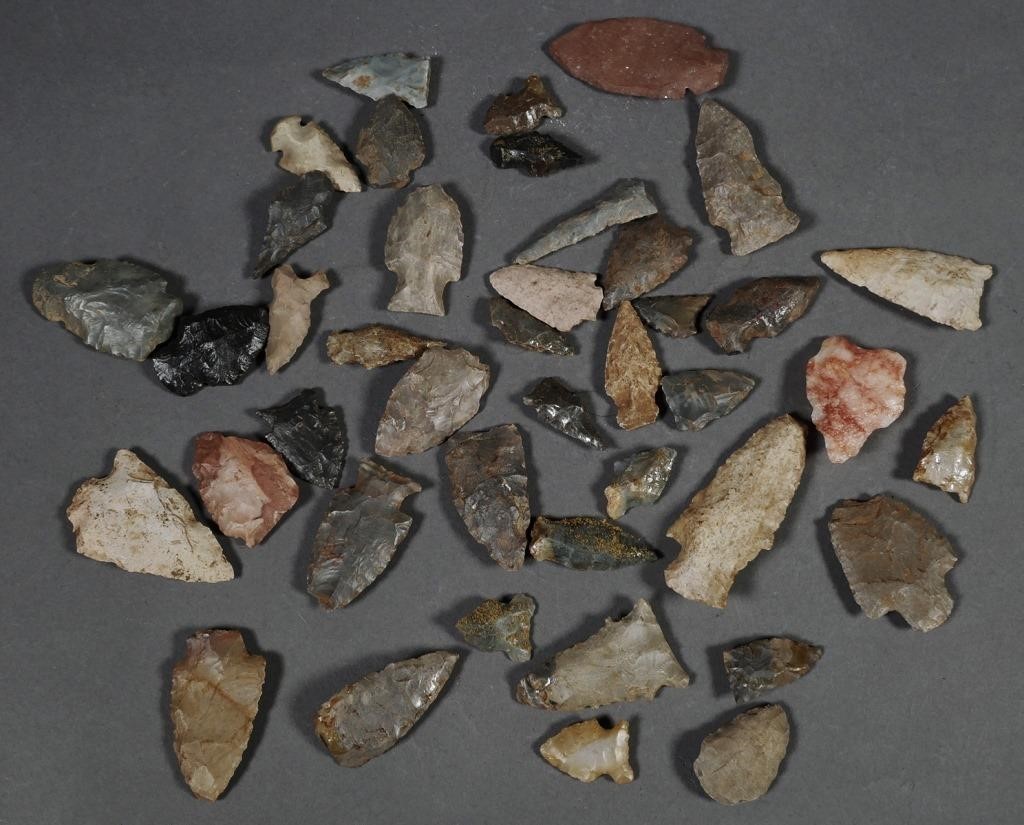 Appraisal: ARROWHEADS STONE TOOLSOld estate collection of arrowhead points origin unknown