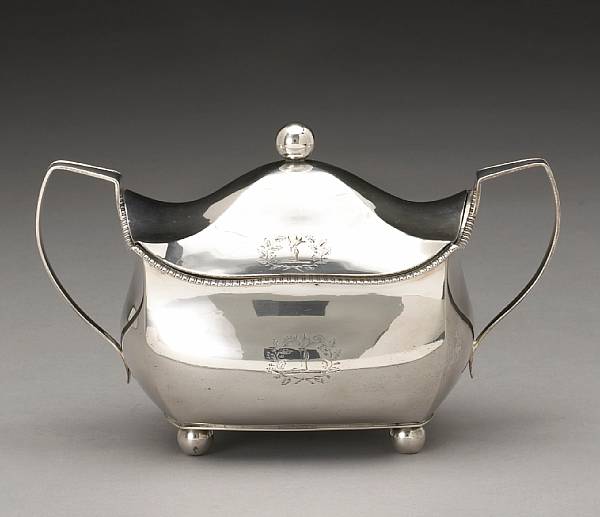 Appraisal: An Irish George III silver sauce tureen with coverGust'v's Byrne