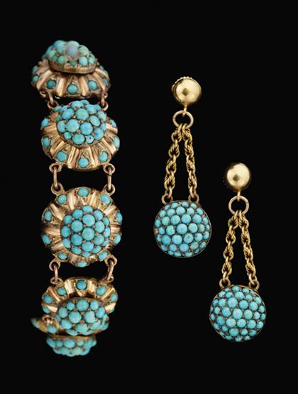 Appraisal: karat yellow gold turquoise bracelet and earrings Split turquoise beads